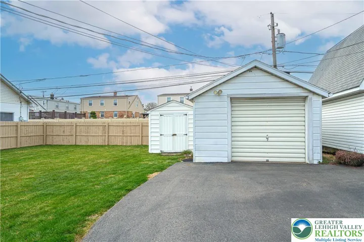  Garage w/auto opener