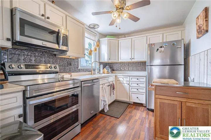 Stainless appliances remain