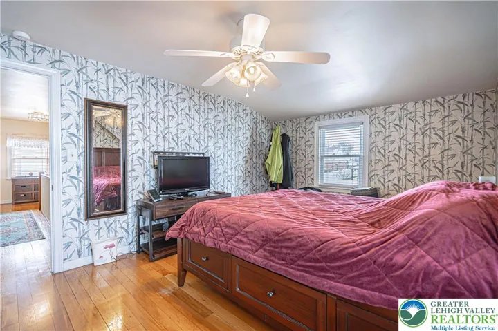 Central Air or Ceiling lit fan