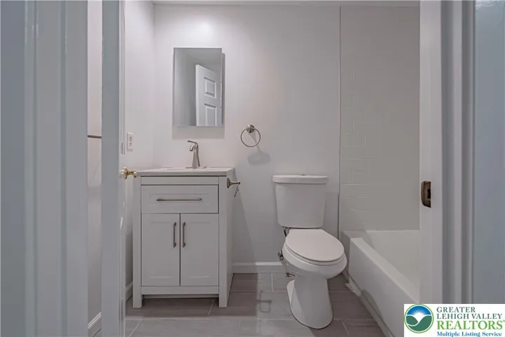 Full bath in 3rd fl hallway