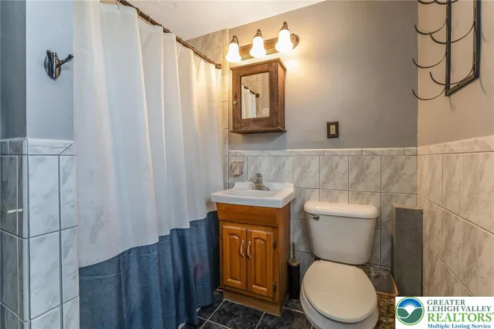 Full Bath with tub - 2nd floor