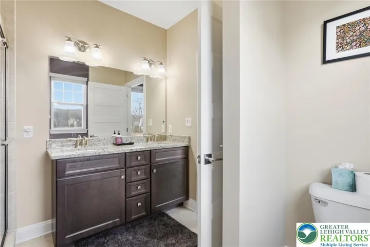 Spacious bedroom with private en-suite bath