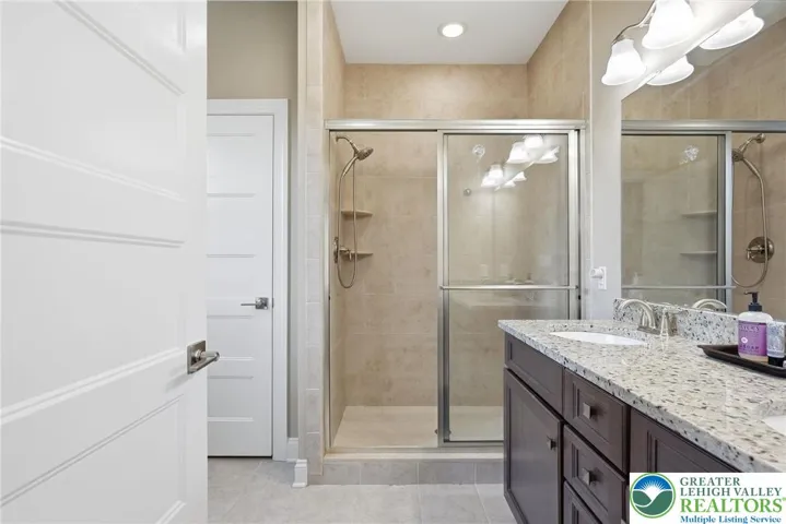 Spacious bedroom with private en-suite bath