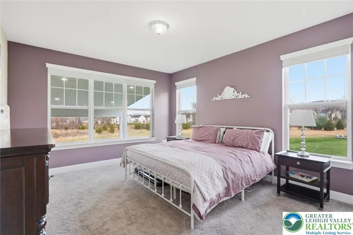 Spacious bedroom with private en-suite bath