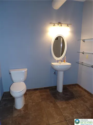 Primary bedroom bathroom