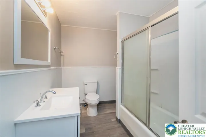 Full bathroom 1st floor