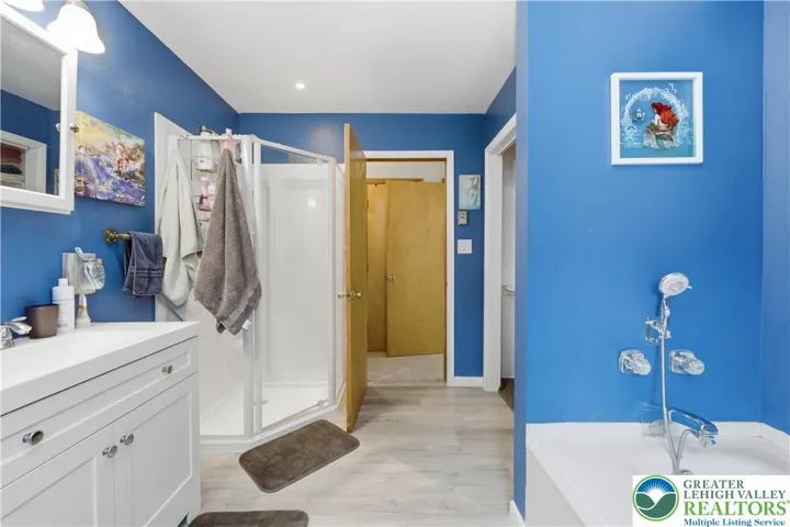 Upper Level Full Bath
