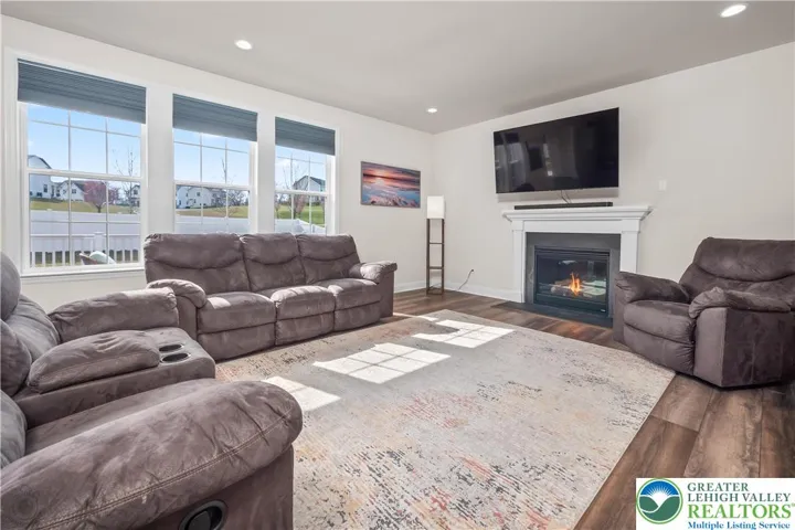 Family room w/gas fireplace