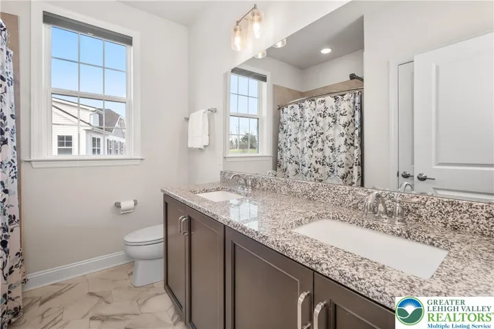 Full bathroom on 2nd floor