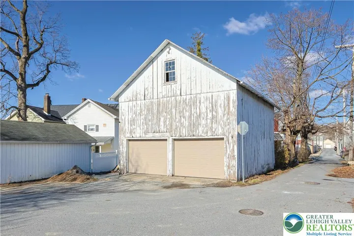 2 car garage, 2 car parking - needs some love