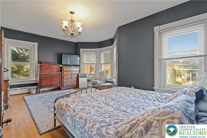 Primary bedroom - front of house