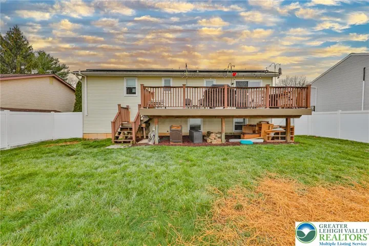 Fully Fenced Back Yard - Plenty of