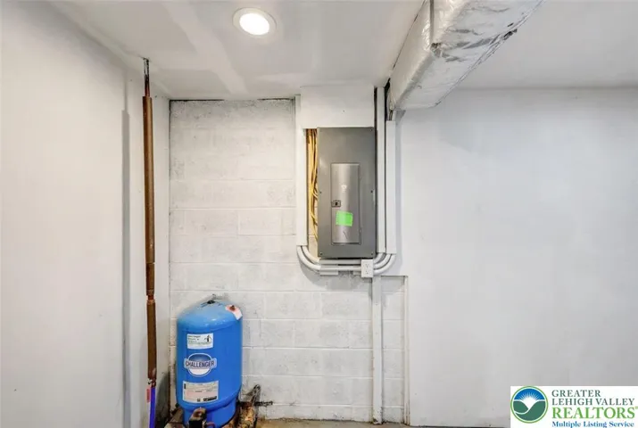 Well Tank & 200 Amp Electrical Box
