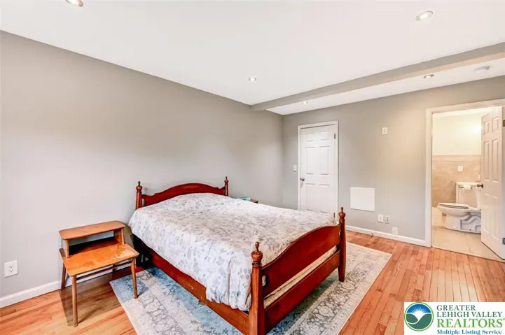 Hardwood Floor & Walk-In Closet