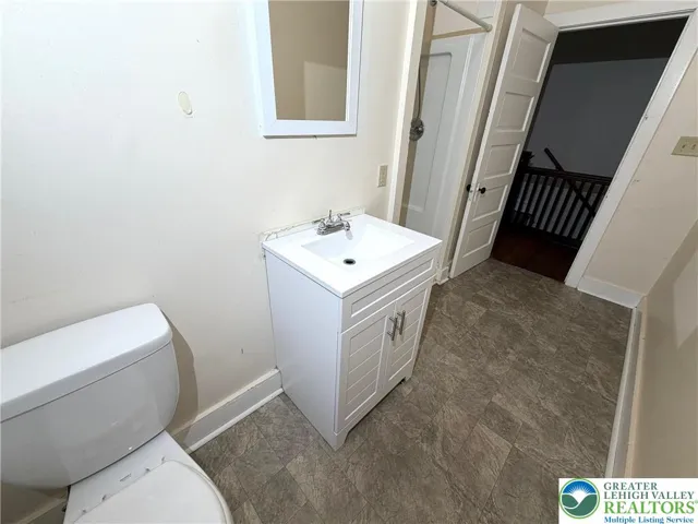 Full Bathroom 1