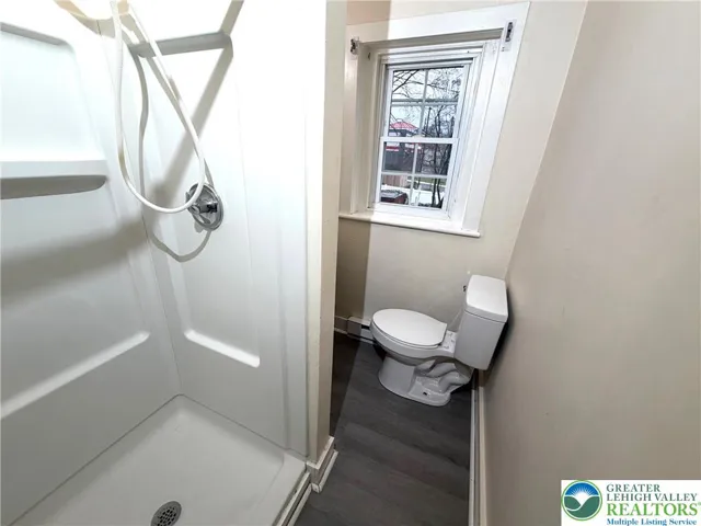 Full Bathroom 2
