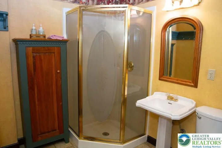 full downstairs bath