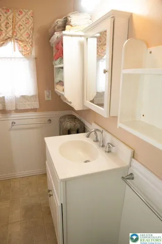 2nd floor full bath