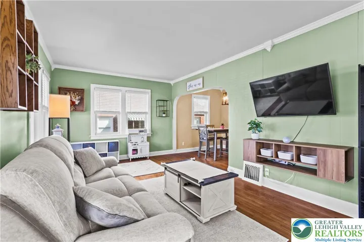 Beautiful Ceiling and Floor Trim