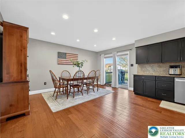 Bright , Open Breakfast Area