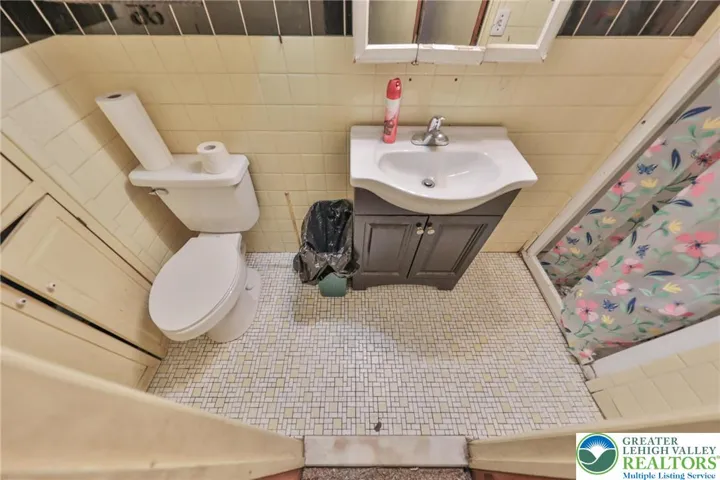 Shower to Right