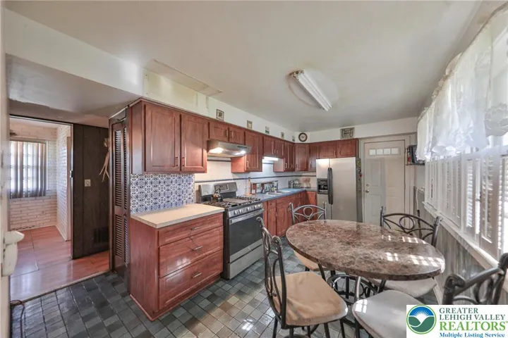 Eat-In Kitchen