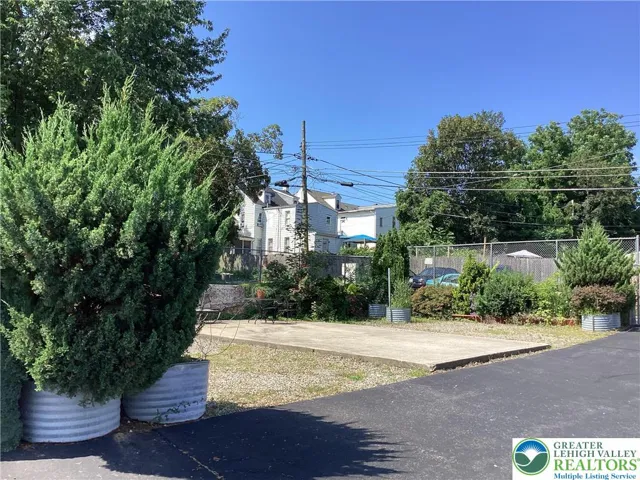 Lot / outdoor space.