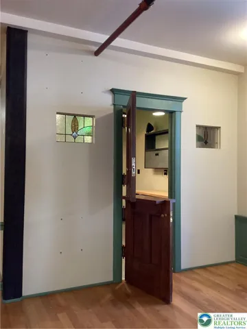 Kitchen entrance, Dutch door!