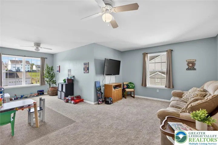 552 extra bonus space over garage