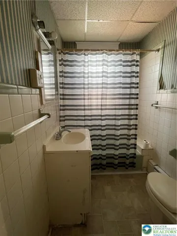 Full Bath / 2nd Floor