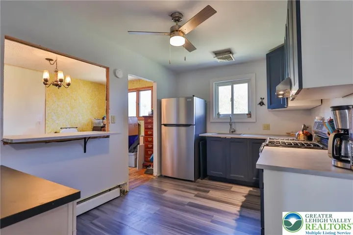 Kitchen with breakfast bar