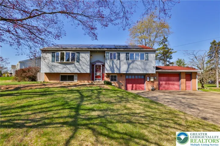 212 Lea Ln: 3 BD 1.5 Bath Bi-level