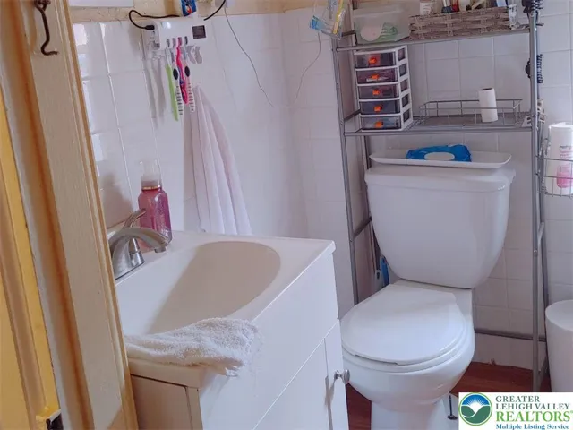 Full bath 2nd unit