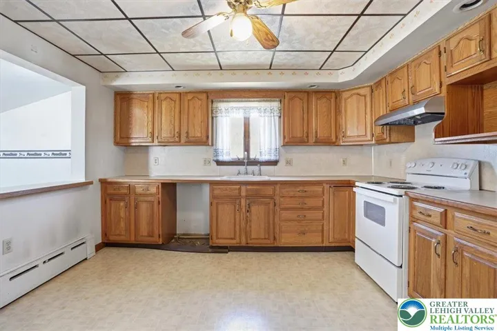 Spacious kitchen w/loads of cabinets