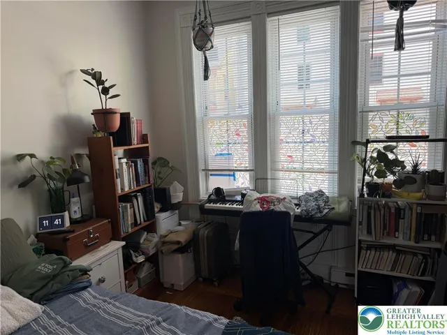 Unit 1 - Great windows overlooking Cattell St.