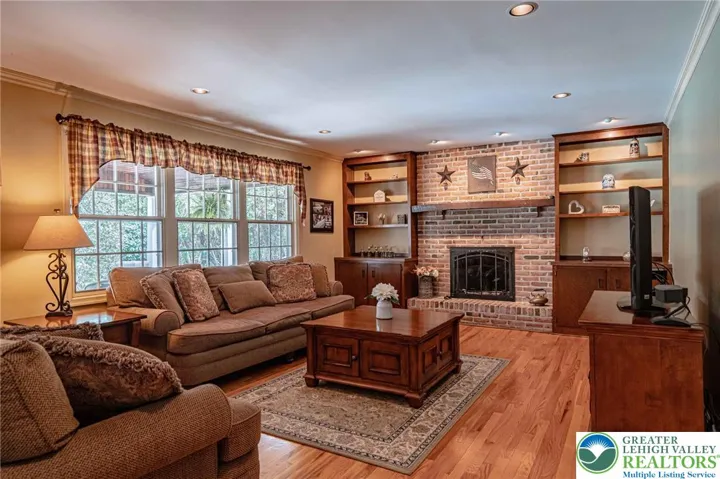 Family Room w/gas FP