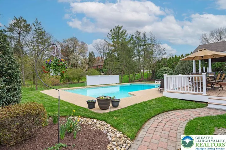 Backyard retreat w/ in ground ppol