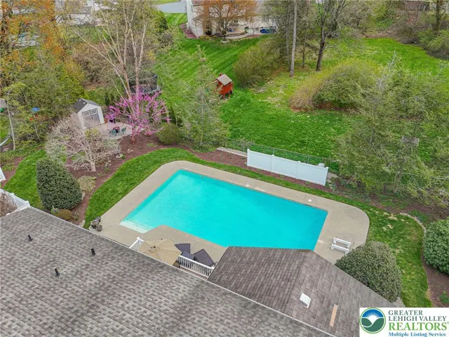 Backyard retreat w/ in ground ppol