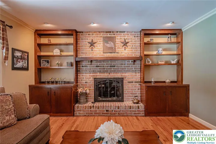 Family Room w/gas FP