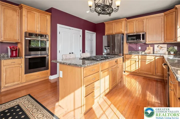 Center Island w/ Gas Cooktop