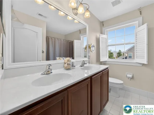 Upstairs Full Bath #2