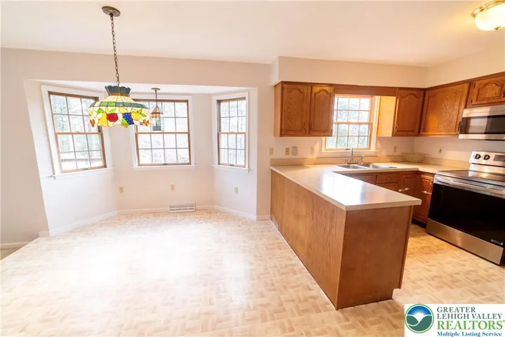 Kitchen eat-in-nook