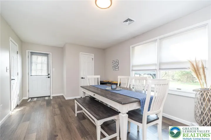 Flexible space: Family Room or Dining Area