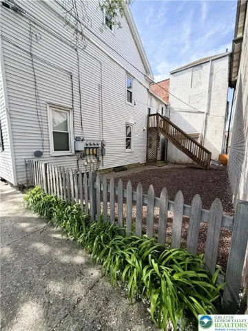 sweet sideyard!