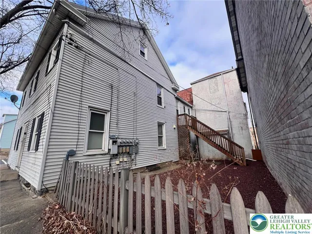 Cute dedicated sideyard for this street-level apartment.