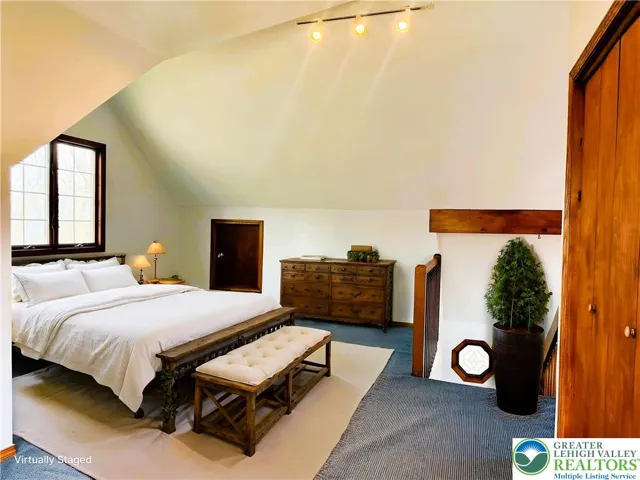 300 sq ft loft bedroom/office