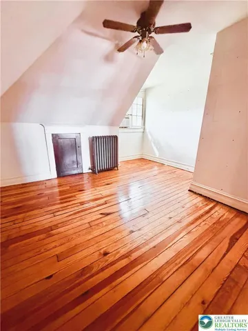 front room in third floor for hobbies/studio/office/extra storage/ etc