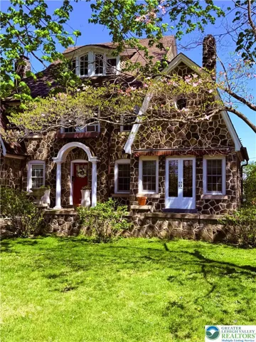 GORGEOUS twin stone home, walkable to silk mill, cafes, boutiques + downtown