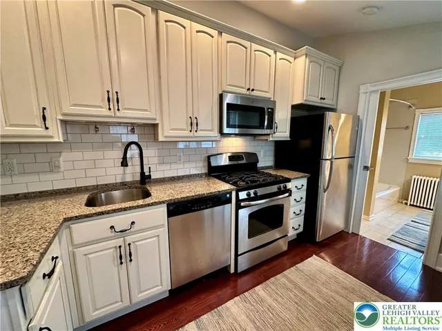 Large Kitchen, Subway Tiles