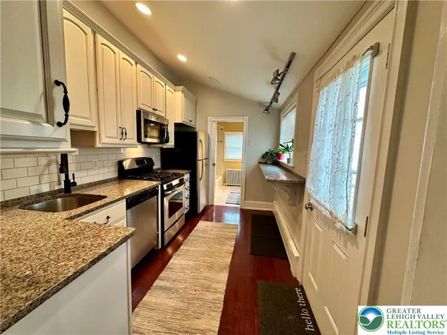 Hardwood Floors carried throughout